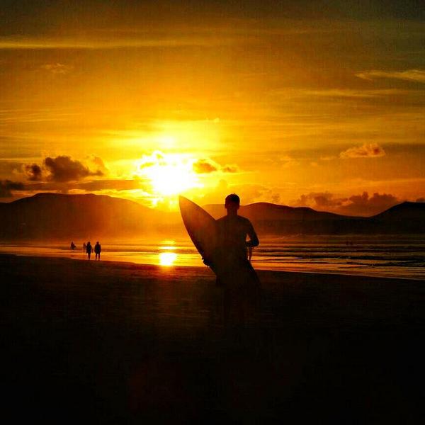 fridosurfer99's tweet photo. Surfing day Famara http://t.co/HhK1BEt36f