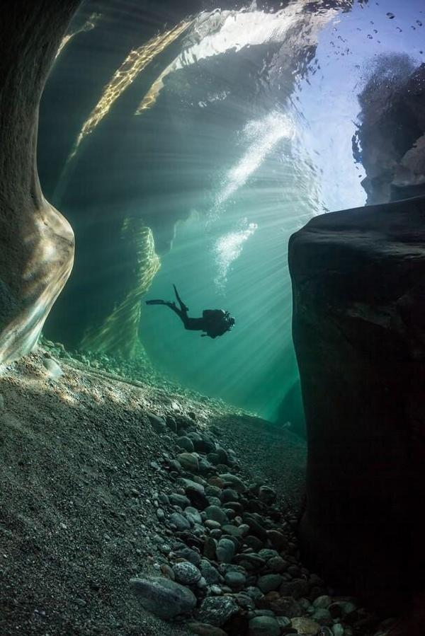_Nature_Scenes's tweet image. Diving in Verzasca River in Ticino, Switzerland.