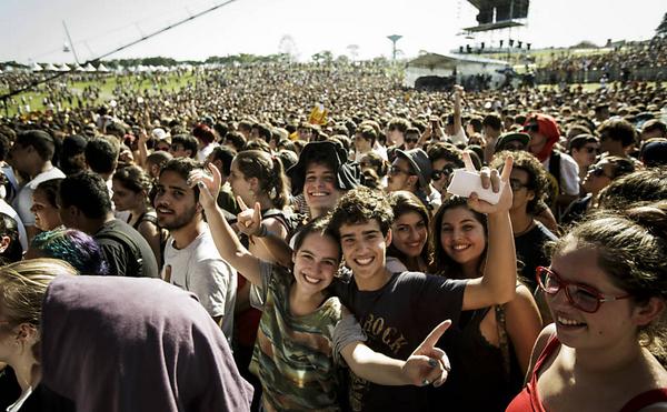 folha's tweet photo. Ingressos do Lollapalooza começam a ser vendidos na próxima semana. http://t.co/xaC0rkECJE http://t.co/gL4WyOx6Nm