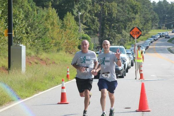 flash91856's tweet photo. I didn't think we were running that slow to back traffic up and have a guy holding a sign stating it.#halfcrazy4Holly http://t.co/TAHpqq4pce