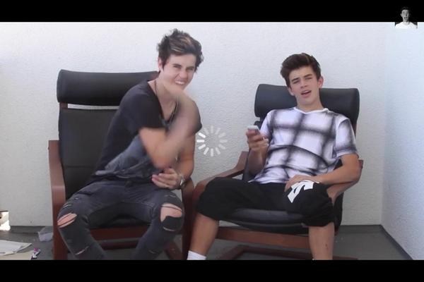 InoillopAdria's tweet photo. Loading loading ily guys so much and i live this phone @Nashgrier @HayesGrier #HayesvsNash http://t.co/nZeSsr9oi1