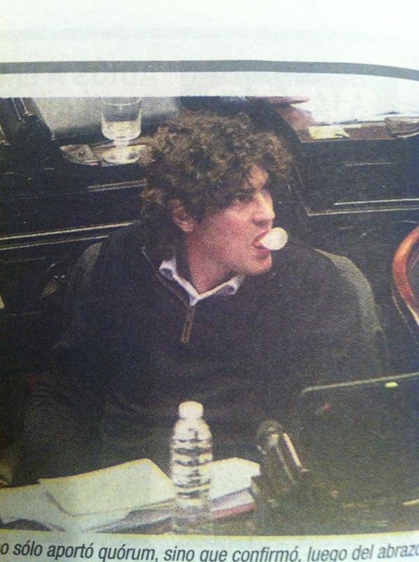 jlespert's tweet photo. Siempre se puede ser más canchero...y pelotudo. Lousteau haciendo globitos con el chicle en Diputados http://t.co/WfTQgbBqJz