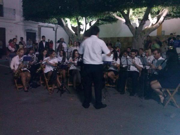 rakeldetriana's tweet photo. El primer castillo de fuegos artificiales amenizada por la @Banda_de_Dalias.Grandisima banda interpretando "Joselito" http://t.co/hkTTkIEsNa
