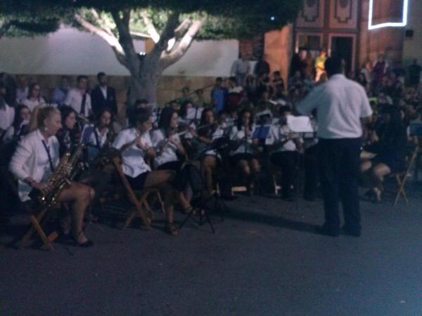 rakeldetriana's tweet photo. El primer castillo de fuegos artificiales amenizada por la @Banda_de_Dalias.Grandisima banda interpretando "Joselito" http://t.co/hkTTkIEsNa