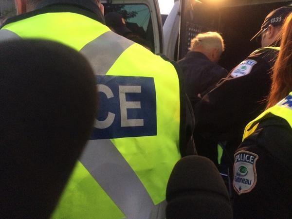 GenevieveGaron's tweet photo. Roger Fleury : "on continue la lutte". Il est fouillé et embarqué dans le fourgon police #iciottgat #gatineau http://t.co/Vwmhk8ujwu