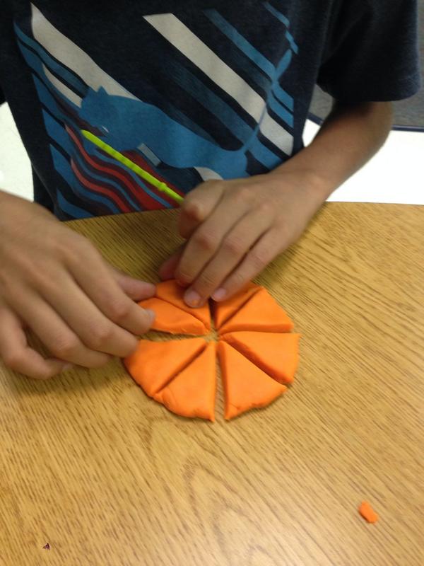 2AUSomeDDE's tweet image. Fractions made fun with play dough! #extendedmath