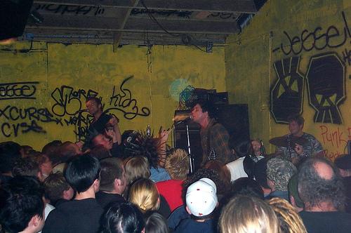 GDHistory's tweet image. 13 years ago (2001) Green Day got on stage at 924 Gilman. First time since Dookie came out. greendayauthority.com/tour/show/328/