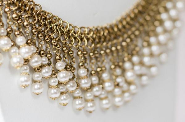 YatraCollection's tweet photo. "Pearls are always appropriate" Jackie Kennedy
#yatracollection #pearl #classic #dayintonight #jackieo http://t.co/3fdyBg3j2J