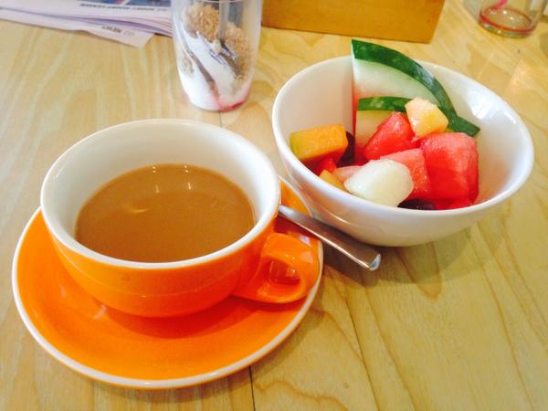 Prinny_kmt's tweet photo. Fruit salad to finish off our yummy buffet breakfast 😍👌 #Bazaar #QT sooo gooood http://t.co/KboS814j8i