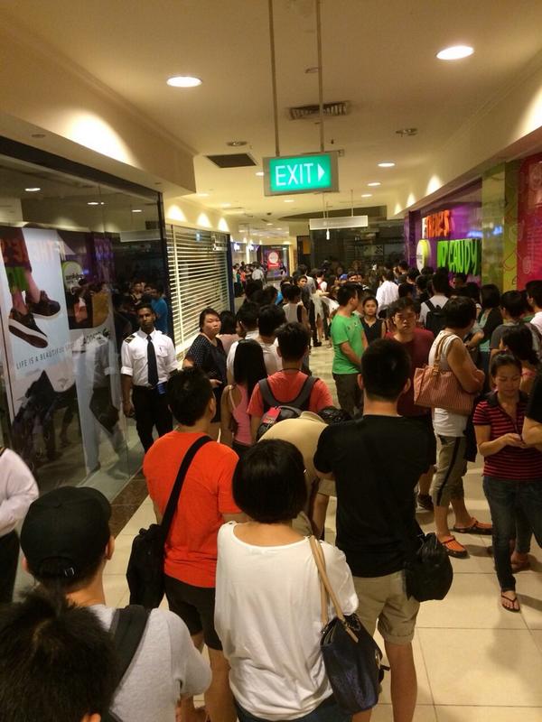 Are you ready(to war) guys? Antrian semalam jadi kacau. Ga ada security yg ngatur #IWANTITNOW <a href="/idiphone/">前田です</a> <a href="/ForumICITY/">Forum ICITY</a>