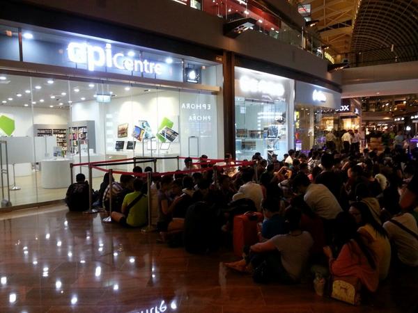 Kondisi semalam di orchard. Mulai jam 9 malam sudah 500 orang lebih. #IWANTITNOW <a href="/idiphone/">前田です</a> <a href="/ForumICITY/">Forum ICITY</a>