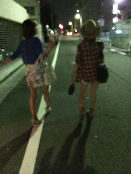 夜道でシャンパンとワインを 運ぶ隊！！！笑 るんるーん！！( &acute; ▽ ` )ﾉ http://t.co/0hXpPxu6UV