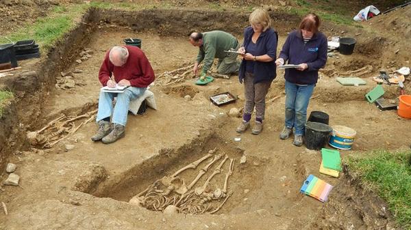 археологические находки. английские археологи женщины. археологическая экспедиция крым. начинающий археолог. начинающий археолог.