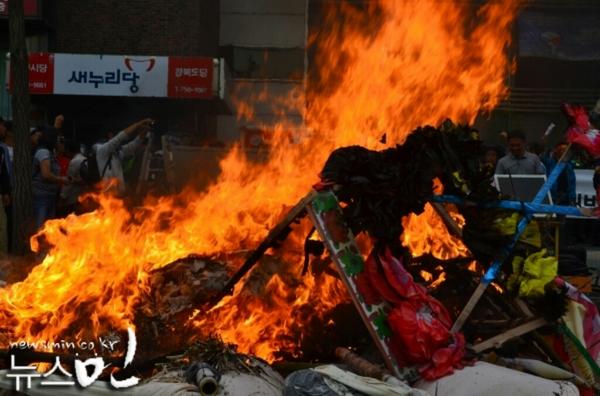 경북 농민, 쌀관세율 확정하자 농산물 태우며 경찰 충돌!! 1000여 명 새누리당사 항의...“쌀관세화 추진하면 박근혜 정부 퇴출” goo.gl/bYcW2X