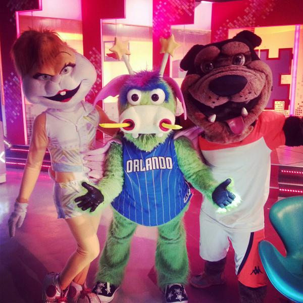 TimeOutARG's tweet photo. Rosco y lola !! con la mascota de #OrlandoMagic en #PuraQuimica #Espn La rompieron @lulilatorre @rodriJRosso http://t.co/f3hsT93bIS