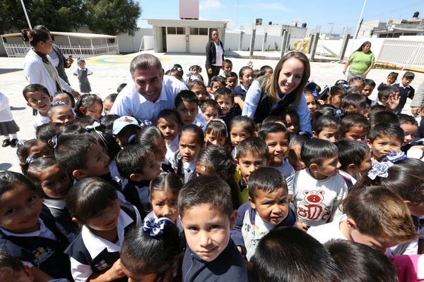 TonyGali's tweet photo. Junto con la Diputada @susanariestra, saludamos a los niños del #CEMEY http://t.co/UyhhOrGt5k #Puebla http://t.co/cYqD6rmsN3