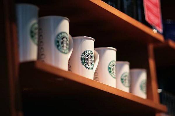 StarbucksUy's tweet photo. Ya falta poco para un rico café Starbucks. Elegí el tuyo acá #abreStarbucksUY http://t.co/ojL5mi6lHZ http://t.co/xTOusOiyNC