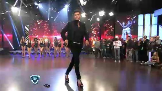 ShowMatch's tweet photo. Marcelo Tinelli se subió a los tacos y lo corrió a Navarrete http://t.co/6StwZYKgtd http://t.co/DO0BRsVLIk