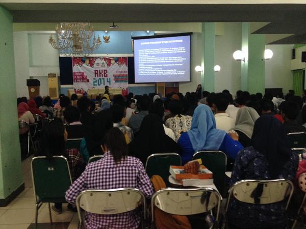 CNA_2014's tweet photo. Materi dari pembicara kita, Pak Agus Widodo #akb2014 http://t.co/6Fl2ufk0y8