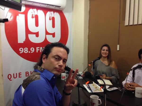 cristian_pinoar's tweet photo. @ayoncon @SolanoNelly @adrian0276 @AdrianRaffaglio En @cafeclub2 @faustominoz entrevistando a un gran artista http://t.co/h9vYSCG7dC