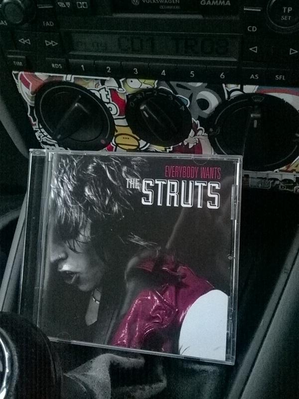 suearcheryqueen's tweet photo. @TheStruts Friday car tunes...... #playitload http://t.co/yJhfignRGl