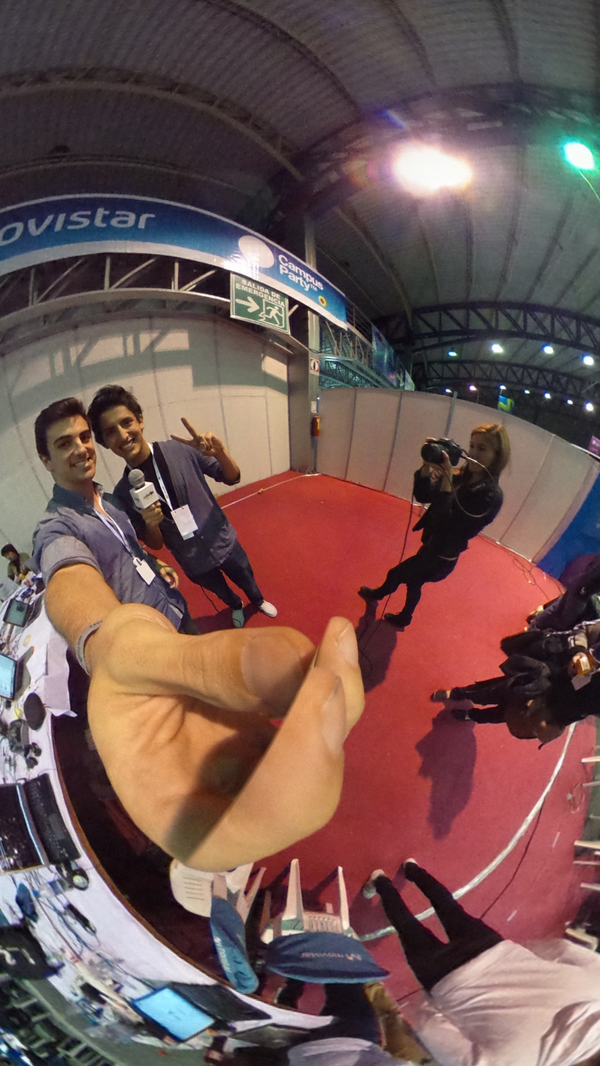 _madnerds's tweet photo. Aquí la selfie 360º de @Kripstian en la entrevista con @Cola2ec en #CPQuito4 http://t.co/790EtHlffc