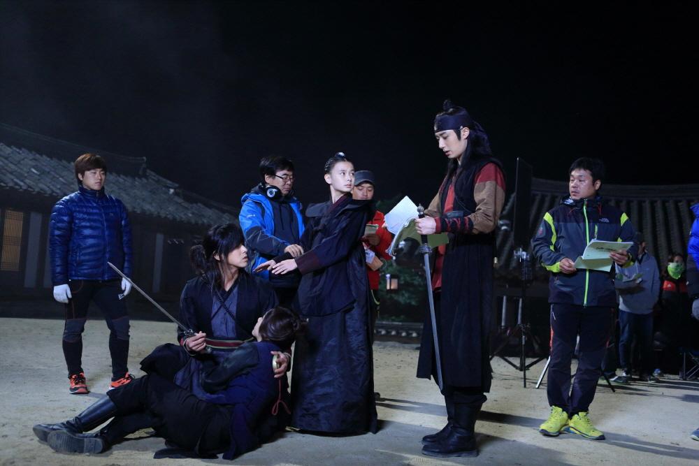 Bx3pypCCYAEDnLO.jpg:large