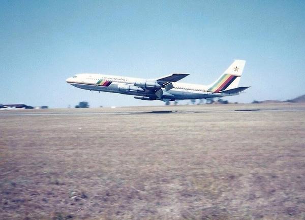 WildSimonwild's tweet photo. @airzimbabweUM '95 and '14 Airshows... @BoeingAirplanes #707 #737 awesome stuff! http://t.co/aa9v8sR7hs