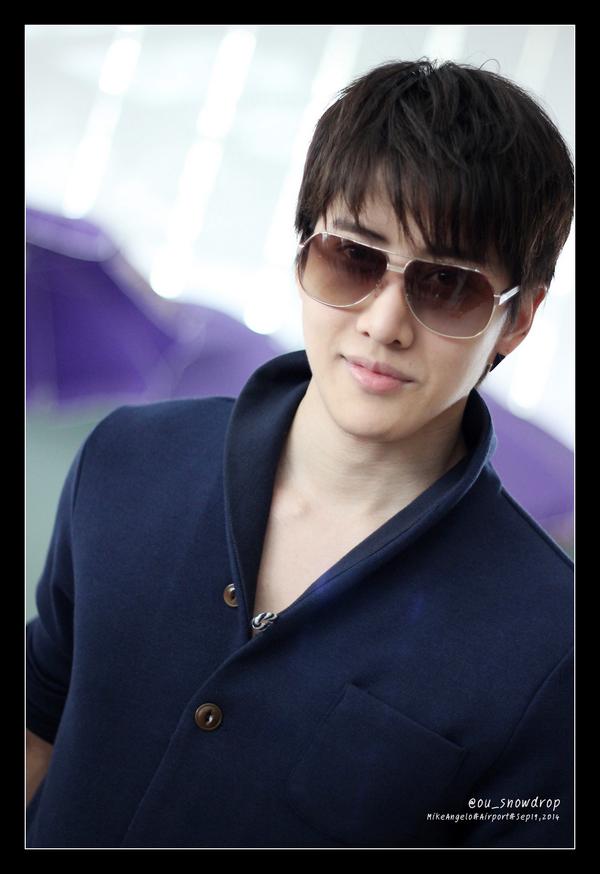 OuBk16's tweet photo. @M1KEANGELO at airport 18/09/14-1 http://t.co/WRNmqALvyd