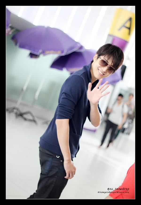 OuBk16's tweet photo. @M1KEANGELO at airport 18/09/14-2 http://t.co/3sbQKvF9Ac