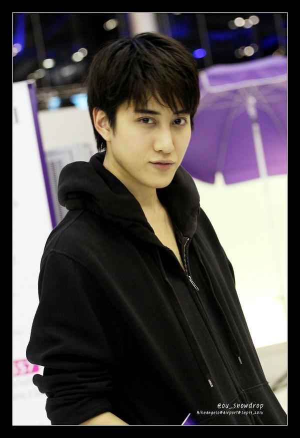 OuBk16's tweet photo. @M1KEANGELO at airport 18/09/14-3 http://t.co/7KShWtukGY