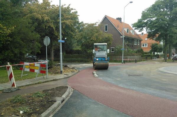 Bereikbaar0317's tweet photo. Aannemer Hooijer #Ballast aan het werk; aanbrengen rood asfalt tbv fietspad op rotonde #Diedenweg #Wageningen http://t.co/gKhD8oHR7W