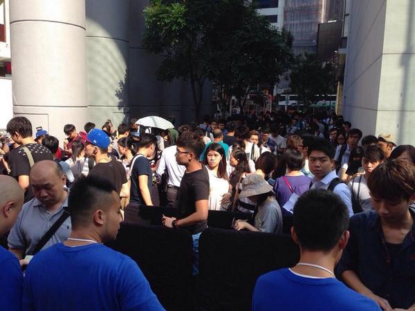 tokenrichard's tweet photo. As #SteveJobs said here's to the crazy ones. #iPhone6 #iphone6line #AppleStore #iphonequeue http://t.co/9adhEpOfTJ