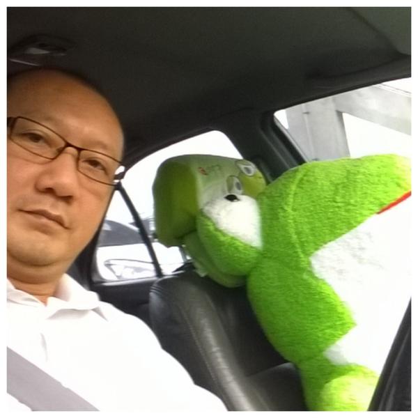 v_dol's tweet photo. My friend in car. http://t.co/3VdUqMY8od