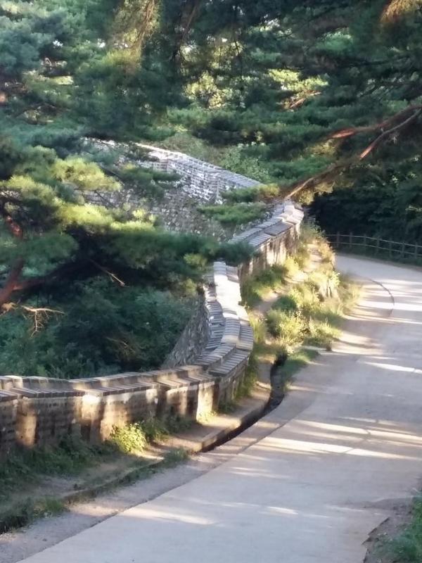 hyun177's tweet image. "@jongyoujen: "@hyun177: 남한산성 북문에서 법화골로 하산길... http://t.co/HhBPXUrfL7"" 남한산성이 세계유산 선정되어서인지 오늘 MBC와 디스커버리에서 촬영나오구... 나도 나왔는지 몰라 ^^