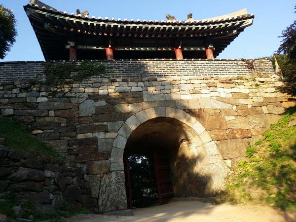 hyun177's tweet image. "@jongyoujen: "@hyun177: 남한산성 북문에서 법화골로 하산길... http://t.co/HhBPXUrfL7"" 남한산성이 세계유산 선정되어서인지 오늘 MBC와 디스커버리에서 촬영나오구... 나도 나왔는지 몰라 ^^