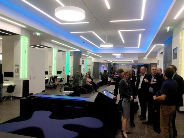 mobius_eu's tweet photo. Bezoek balieplein @stadgenk #inspireren #glurenbijdeburen http://t.co/HzVL9acBU1