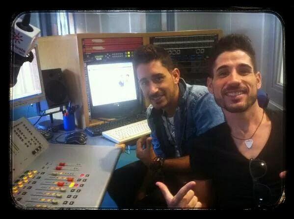 DmeiCadizfans's tweet photo. Hoy hace #1añito @DmeiOficial fue entrevistado cn algunas preguntas traviesas d sus seguidoras😜http://t.co/UpQQWtZ5TE http://t.co/3J2Qy6Tu3K