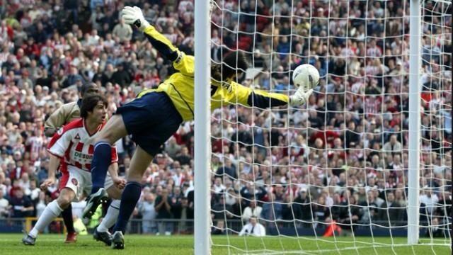 Happy 51st birthday to David Seaman. This save against Sheffield United is still my favourite of all time. 