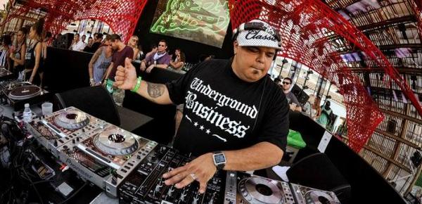 ministryofsound's tweet photo. What are @DJ_Sneak's most iconic releases? Listen here ahead of his headline set in The Box-> http://t.co/GW5Pg6ujWN http://t.co/KdgH4Cum7h