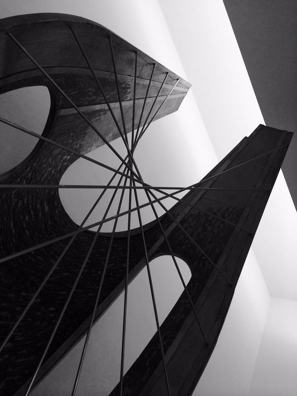 _GT3Architects's tweet image. Oblique photo of Hepworth sculpture takes on the skyline form of a dystopian city. #architectureeverywhere