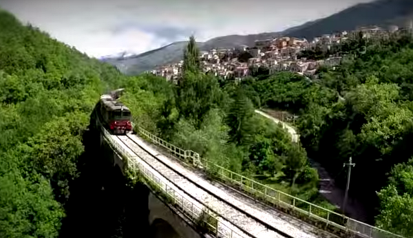 LaMacchiarola's tweet photo. A bordo di un treno senza tempo #AbruzzoInstarail http://t.co/8Hlg6eihJL #FF #TGIF @YourAbruzzo @TurismoOggi @vdgusto http://t.co/ddqG8xAIPx