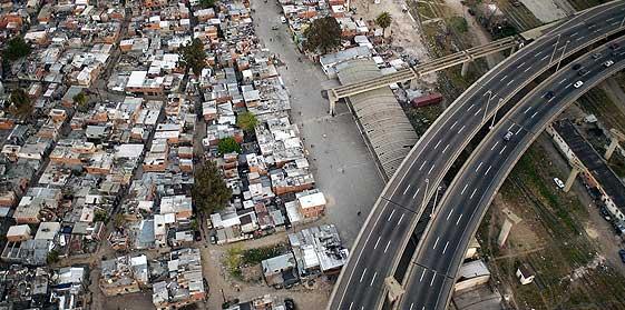 LANACION's tweet photo. Levantan una reja que divide a la AU. Illia de la Villa 31 http://t.co/HL8Gd5Fdrq
¿Estás de acuerdo? 
RT Si
Fav No http://t.co/GQjGBKiGT7