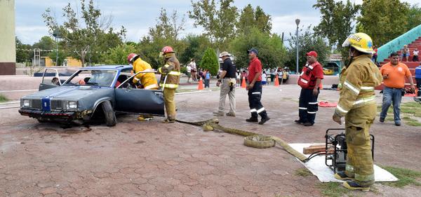 Nava_Coahuila's tweet photo. Capacitan a #Bomberos y @PCNAVA1 en #StartTriage #TodosSomosProtecciónCivil @PCcoahuila @Gabyoss http://t.co/Fu3qQy3lNX