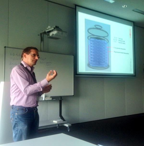 Viessmann's tweet image. Effiziente Lösung für Quartiere - Egbert Tippelt zum Thema #Eisspeicher beim BarCamp renewables  #bc_renew #energynet