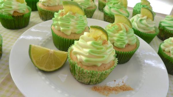 P2P_AZ's tweet photo. Not ready for fall? Throw on some white pants &amp; whip up these #KeyLimeCupcakes. I won't tell! http://t.co/LqeHuXXcFS http://t.co/lOZb1Pj7A3