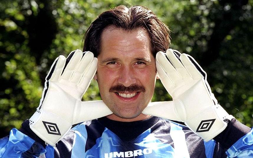 Happy birthday to David Seaman, the goalie turns 51 today. One of the finest top lips in football history. 
