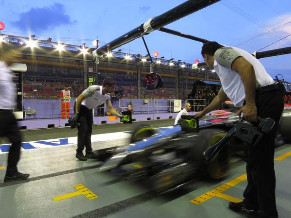 Millimetre-perfect pitstop for JB. #SingaporeGP #FP1