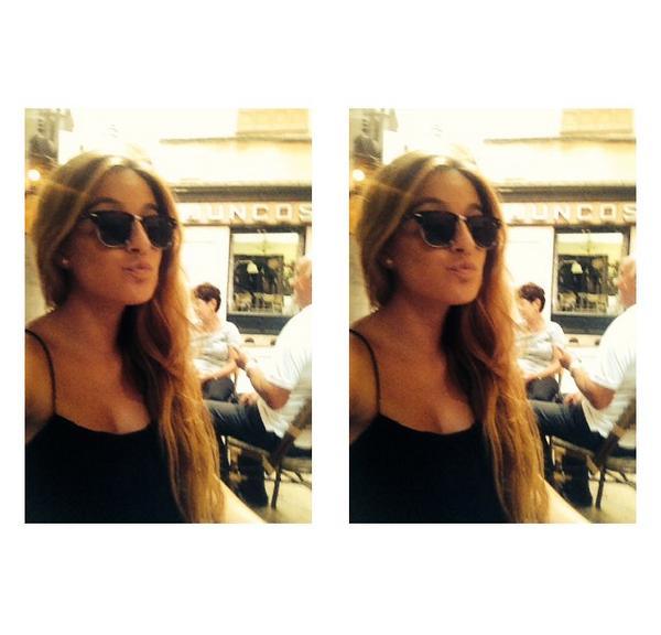 RocioAnidjar's tweet photo. 👓🎀🌂💄 http://t.co/ijWj8GrVMK