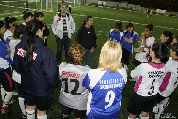TorreGerman's tweet photo. #Campeonato #futbol #Femenino @RamonMuerzaSEC @aldecoto @ibocortez49 @peru_dario  Coto Sel VS Camapanitas (Coto B ) http://t.co/sM6DcskEEN